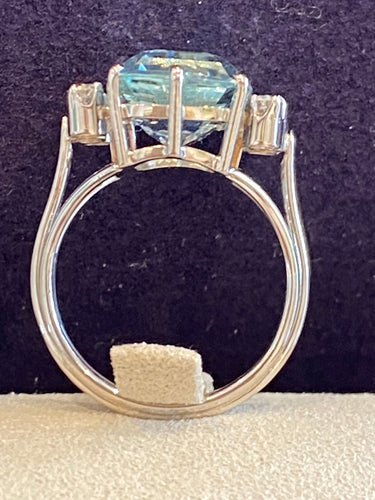 Bague 54 Bague cocktail en or gris ornée d'une aigue-marine et diamants 58 Facettes