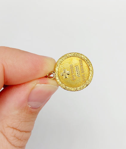 Pendentif Augis - Pendentif médaille d'amour \"+ qu'hier - que demain\" en or 18k 58 Facettes A06443