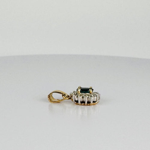 Pendentif Pendentif entourage saphir bleu ovale et diamants en or jaune 18k 58 Facettes 2505001