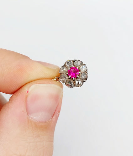 Pendentif marguerite antique en or blanc 18k et argent, rubis synthétique et diamants