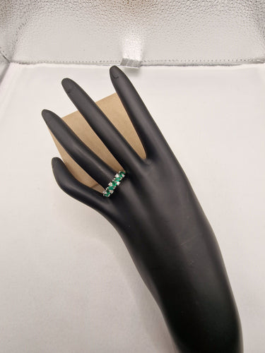 Demi-jonc en or blanc avec émeraude et diamant 58 Facettes