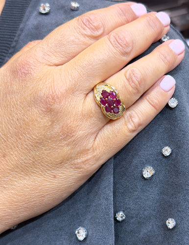 Bague vintage en or jaune , rubis et diamants