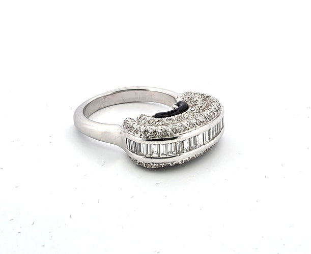 Bague 54 Superbe et unique bague en or blanc 18 carats avec diamants baguette, diamants taille brillant et émail noir 58 Facettes