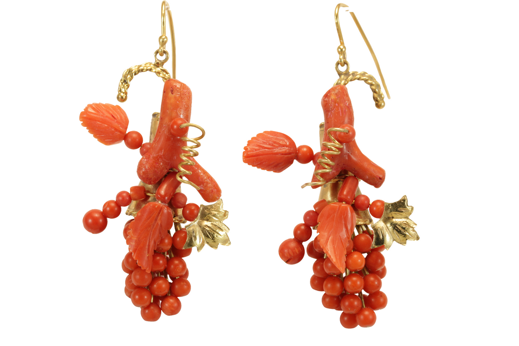 Boucles d'oreilles antiques en or et corail