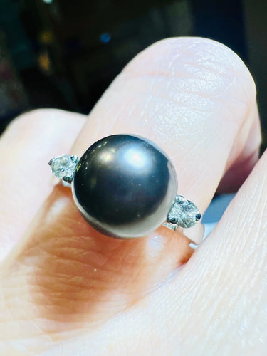 Bague en or sertie d'une perle de culture grise entourée de 2 diamants