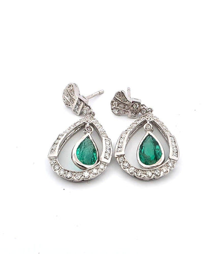 Boucles d'oreilles Boucles d’oreilles en platine avec émeraudes goutte et diamants 58 Facettes