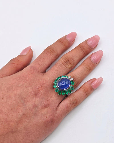 Bague Bague cocktail tanzanite cabochon, émeraudes et diamants en or blanc 18k 58 Facettes 21003769