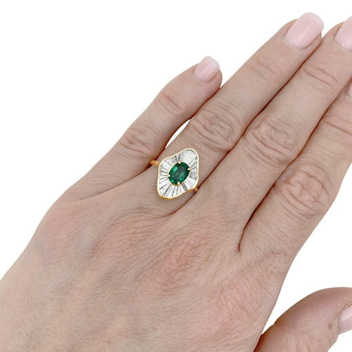 Bague 52 Bague "Jupe", or jaune, diamants, émeraude. 58 Facettes 35221