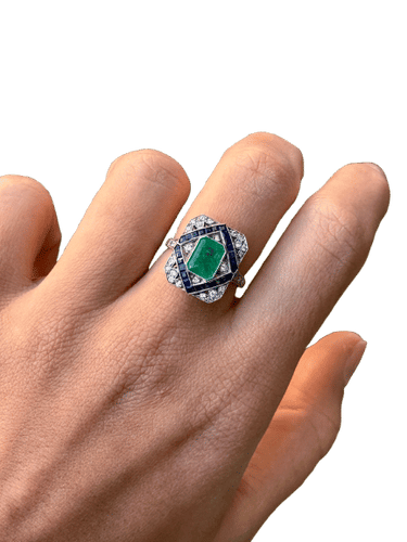Bague 54 Bague de style Art déco en platine ornée de diamants, d'émeraudes et de saphirs 58 Facettes
