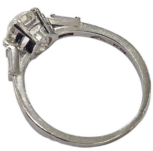 Bague 51 Bague ancienne en platine, vers 1920, sertie d'un diamant taille ancienne de 1,25 carat et de deux diamants baguette. 58 Facettes E42