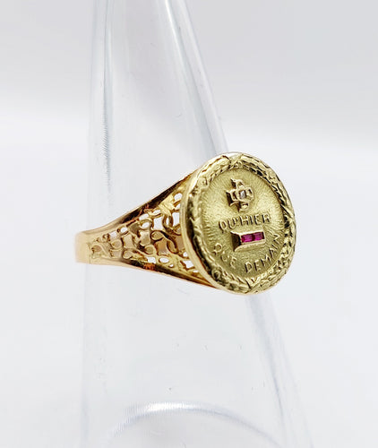 Bague médaille amour or 18k  AUGIS "+ qu'hier - que demain" couronne de lauriers ornée de rubis et de diamant (circa 1958)