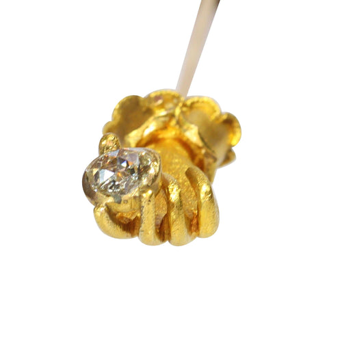 Montre Épingle à cravate romantique victorienne en or, ornée d'une main sculptée tenant un diamant taille rose 58 Facettes 25321-0203