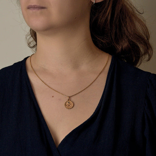 Pendentif AUGIS - Médaille “+ qu’hier – que demain” en or rouge à bordure torsadée 58 Facettes