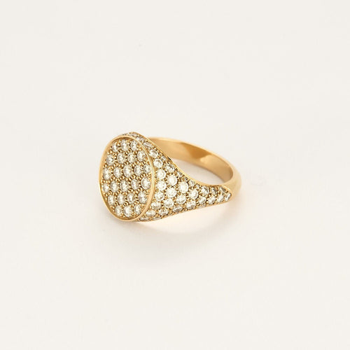 Bague 56 Bague chevalière en or rose et pavée de diamants. 58 Facettes