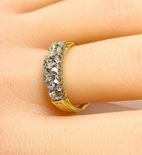 Bague 55 Bague jonc en or jaune 18 carats sertie de 5 diamants, vers 1900 58 Facettes AB512