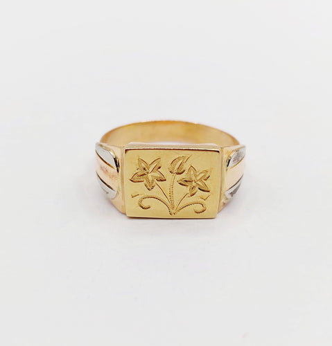 Bague 55.5 Bague chevalière antique fleurs finement ciselées en trois ors 18k 58 Facettes A06432