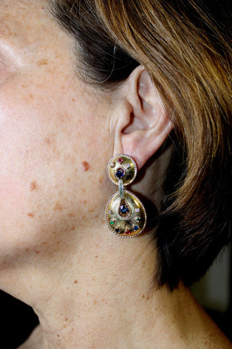 Boucles d'oreilles Boucles d'oreilles vintage en or jaune serties de diamants, saphirs, émeraudes et rubis 58 Facettes 0402