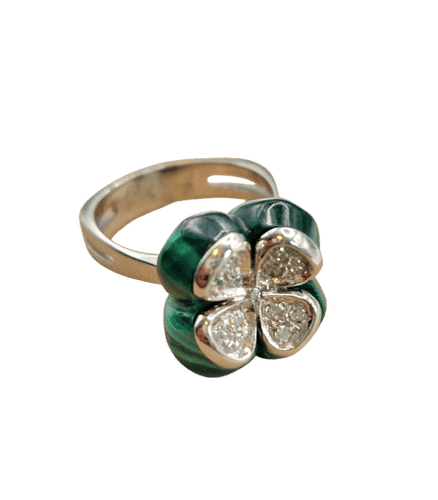 Bague 55 Bague en or blanc, malachite et diamants 58 Facettes