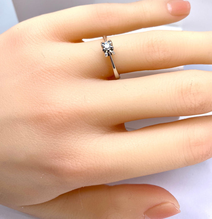 Bague solitaire en or blanc et diamants