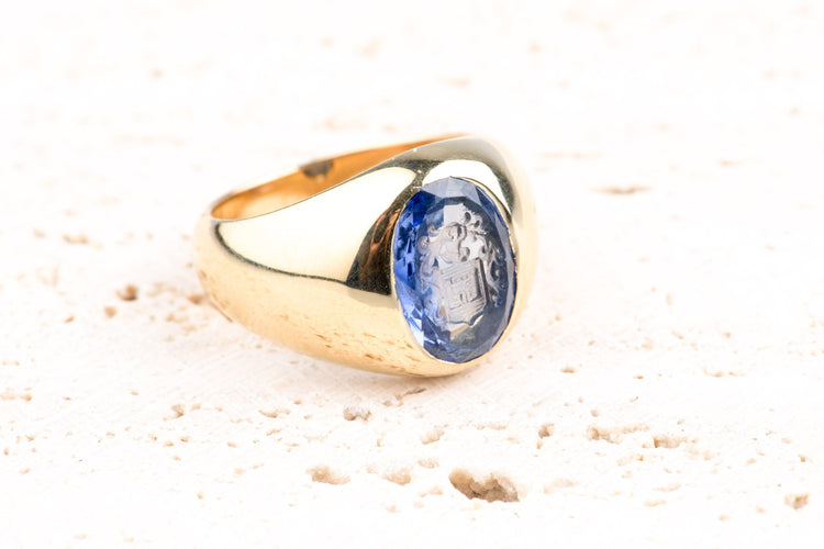 Bague 49.5 Cartier Paris – Chevalière armoriée (commande spéciale) – Or jaune 18 ct (750) – Saphir gravé en intaille – 13,10 g – 58 Facettes BGUCARTCC1428-10