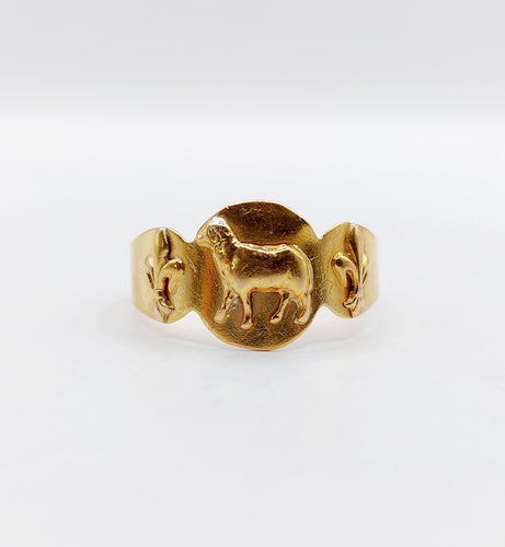 Bague 58.5 Bague chevalière antique or ornée d'un agneau épaulé de fleurs de lys 58 Facettes A05264