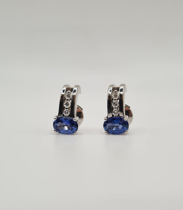 Boucles d’oreilles or blanc serties de saphirs et diamants