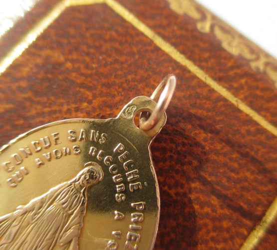 Pendentif Pendentif médaille biface Vierge Miraculeuse en or jaune 18k 58 Facettes