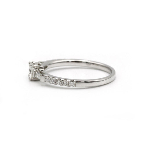 Bague 53.5 Bague - Or blanc et diamants 58 Facettes 1121