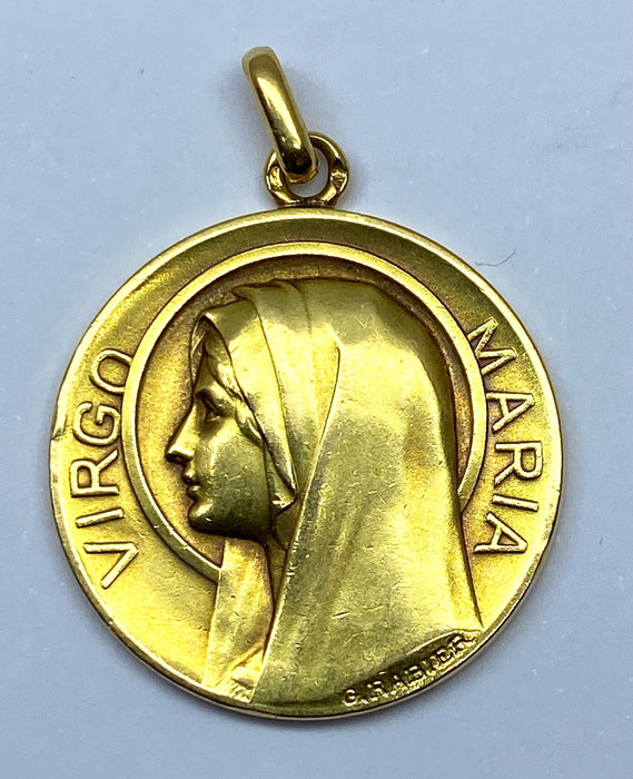 Médaille en or jaune représentant la Vierge Marie, signée G. Rabier