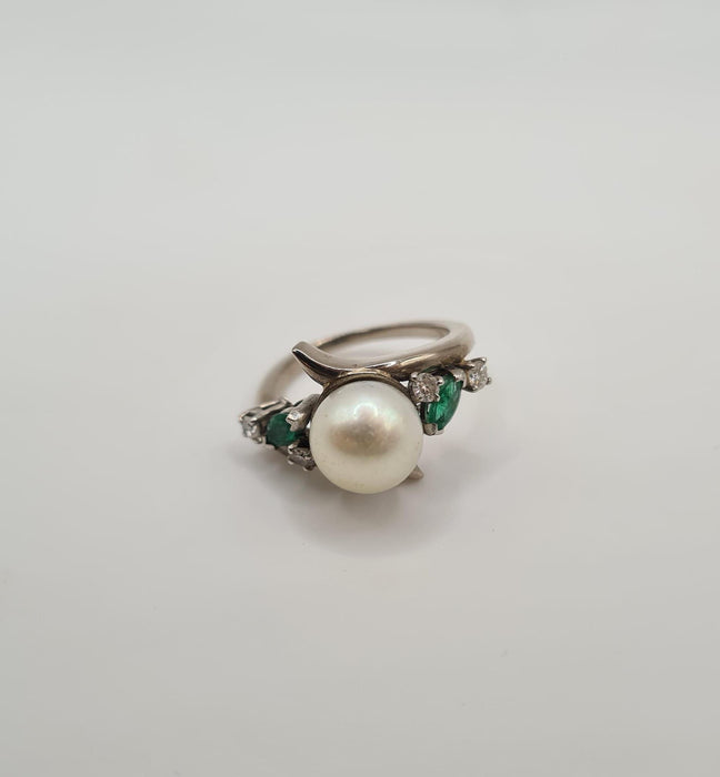 Bague or blanc sertie d’une perle de culture, diamants et émeraudes