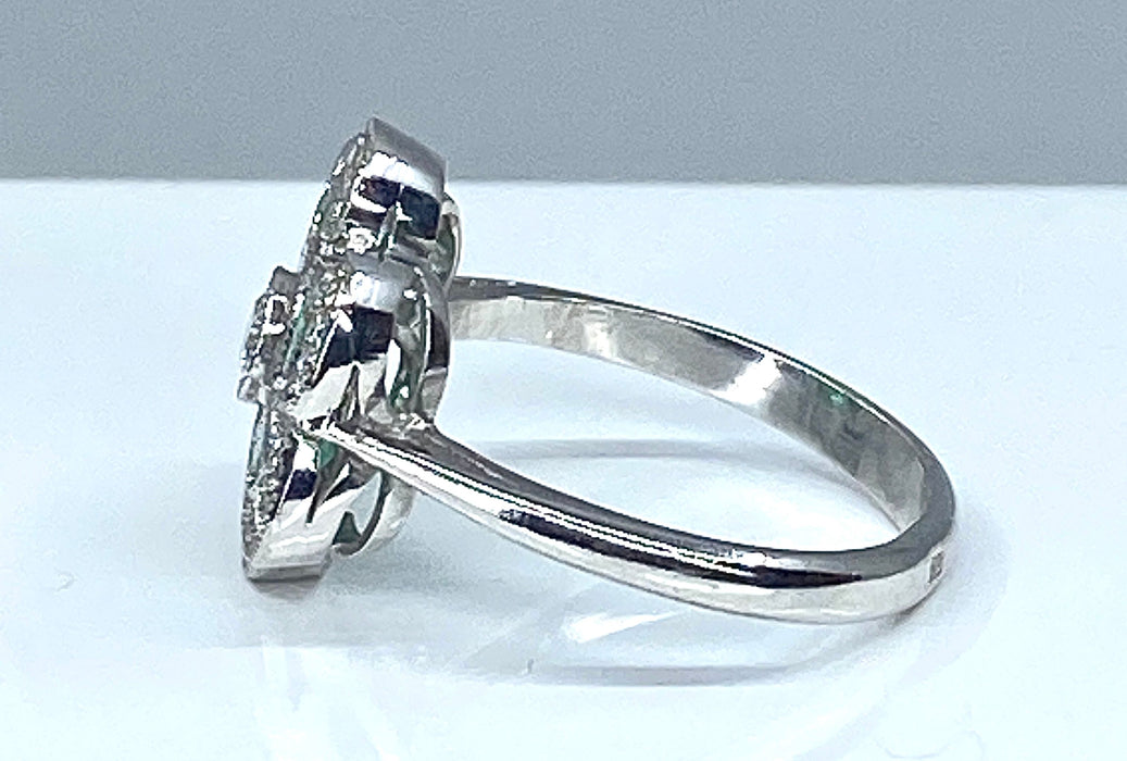 Bague or blanc, émeraudes, diamants