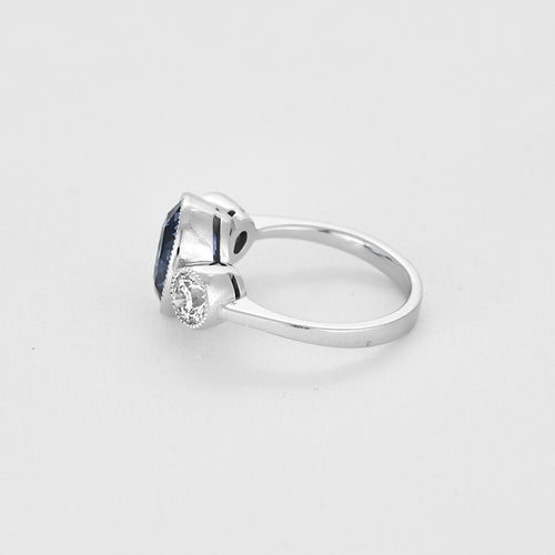 Bague 53 Bague en or blanc, saphir et diamants 58 Facettes LJ22-77