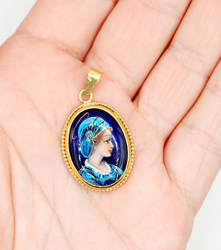 Pendentif Pendentif style Art Nouveau or jaune, plaque émaillée jeune fille, vintage 58 Facettes A05197