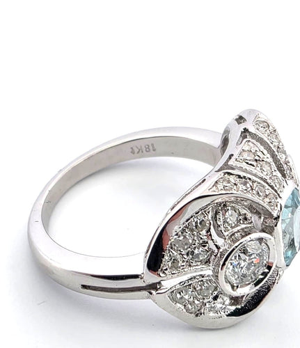 Bague 52 Bague en or blanc 18 carats avec une aigue-marine centrale et des diamants en périphérie 58 Facettes