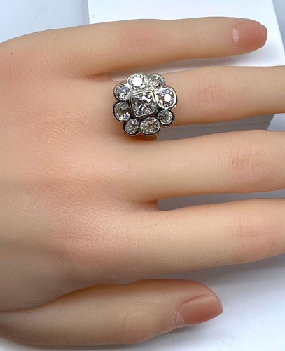 Bague Importante bague marguerite en or 18 carats et diamants 58 Facettes AB338