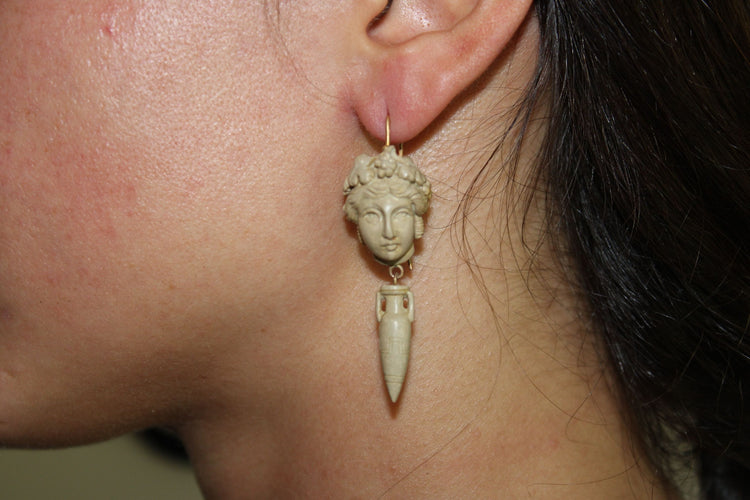 Boucles d'oreilles Boucles d'oreilles en or avec camées de lave antiques 58 Facettes 7604