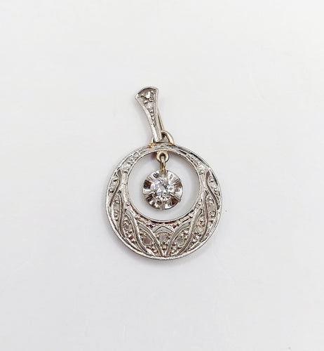 Pendentif Pendentif Art Déco or blanc , diamants et monture finement ciselée (circa 1920) 58 Facettes A05580