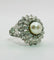 Bague Bague en or blanc avec perle centrale et diamants – Motif floral 58 Facettes 50277