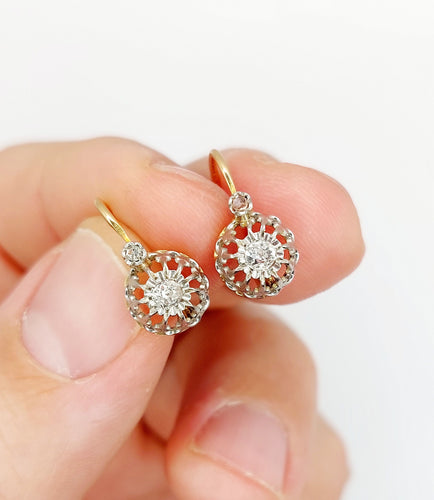 Boucles d'oreilles Dormeuses victorienne or jaune ornée de diamants tailles anciennes en sertis fleur de lys 58 Facettes A04887