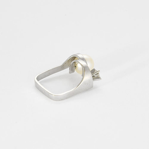 Bague 49 Bague en or blanc, perle et diamant, attribuée à Alain Roure 58 Facettes