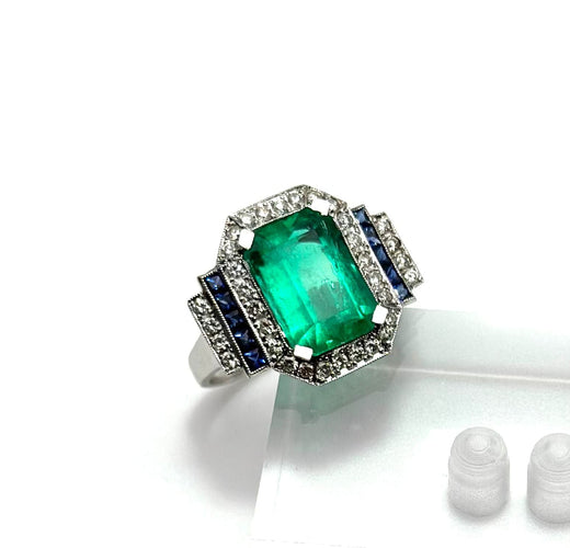 Bague 55 Bague en or blanc sertie d'une émeraude taille octogonale, de diamants et de saphirs. 58 Facettes 50404