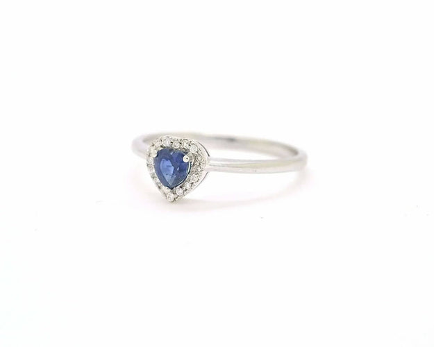 Bague en or blanc avec saphir taille cœur de 0,32 ct et diamants