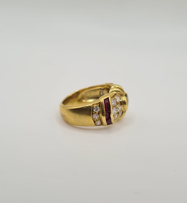 Bague or jaune sertie d’émeraude, diamants et rubis