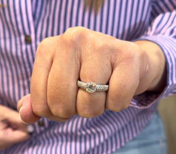 Bague 52 Solitaire en diamants sur monture or blanc 18 carats 58 Facettes