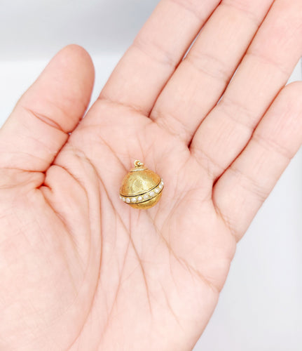 Pendentif Pendentif victorien or jaune sphère, perles et émail noir 58 Facettes A05589
