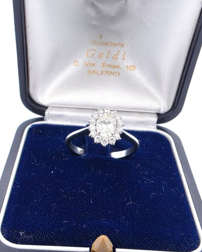 Bague 54 Bague en or blanc avec un diamant ovale au centre et des diamants brillants tout autour. 58 Facettes