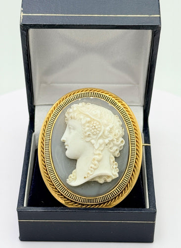 Broche Importante broche camée avec profil de jeune femme monté sur or jaune 18K 58 Facettes