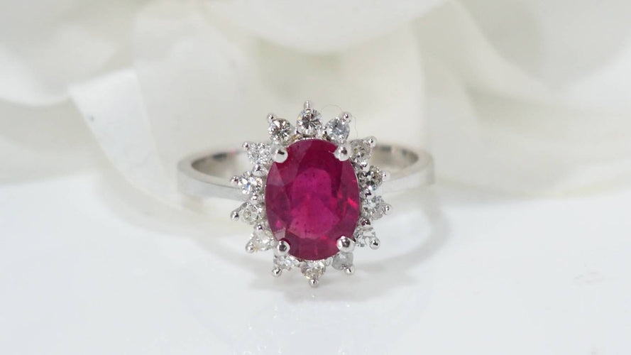 Bague 54.5 Bague marguerite en or blanc, rubis ovale et diamants 58 Facettes F 4948