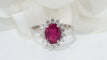 Bague 54.5 Bague marguerite en or blanc, rubis ovale et diamants 58 Facettes F 4948