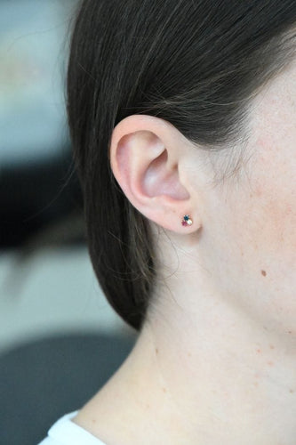 Boucles d'oreilles boucles d'oreilles en or 18 carats ornées d'un saphir, d'un rubis et d'un diamant 58 Facettes